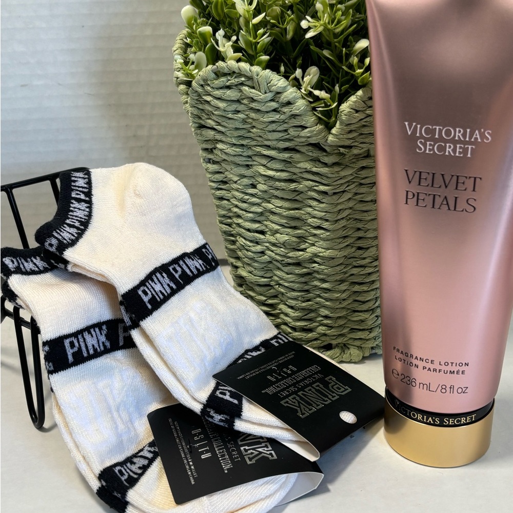 NWT $38 Victoria Secret Velvet Petals Lotion with Cream & Black PINK Ankle Socks